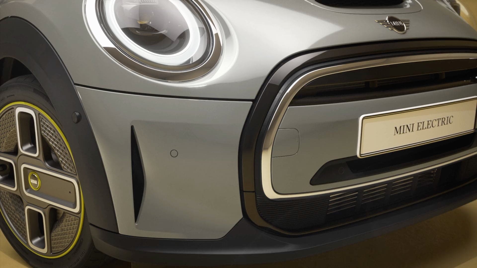 ίθυρο MINI Cooper SE – αμιγώς ηλεκτρικό MINI – πλαϊνή λήψη, ασημί