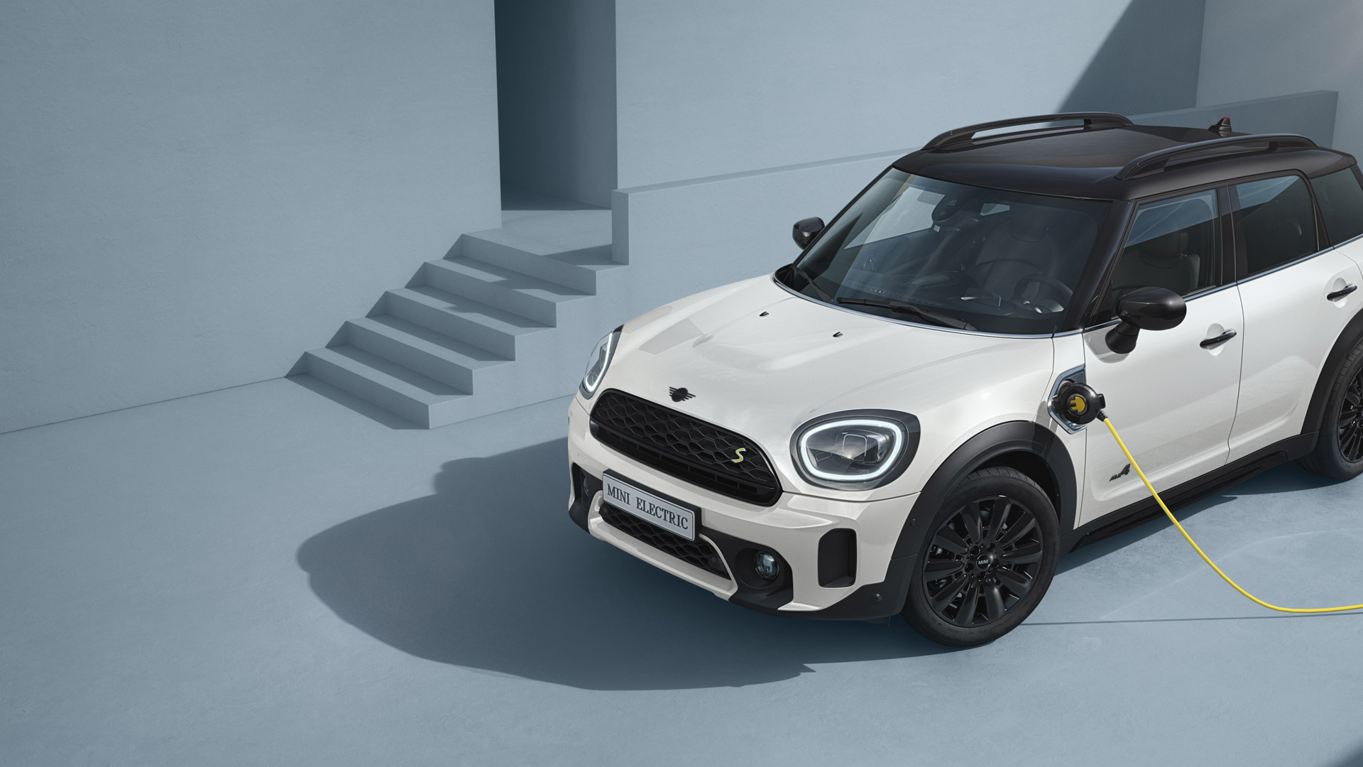 Υβριδικό MINI Countryman – πλαϊνή λήψη – ασημί και κίτρινο