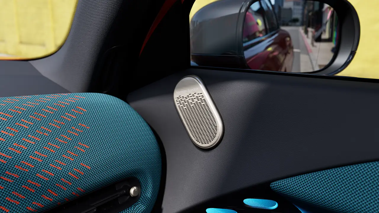 Λεπτομερής προβολή του ηχείου Harman Kardon του αμιγώς ηλεκτρικού MINI Aceman