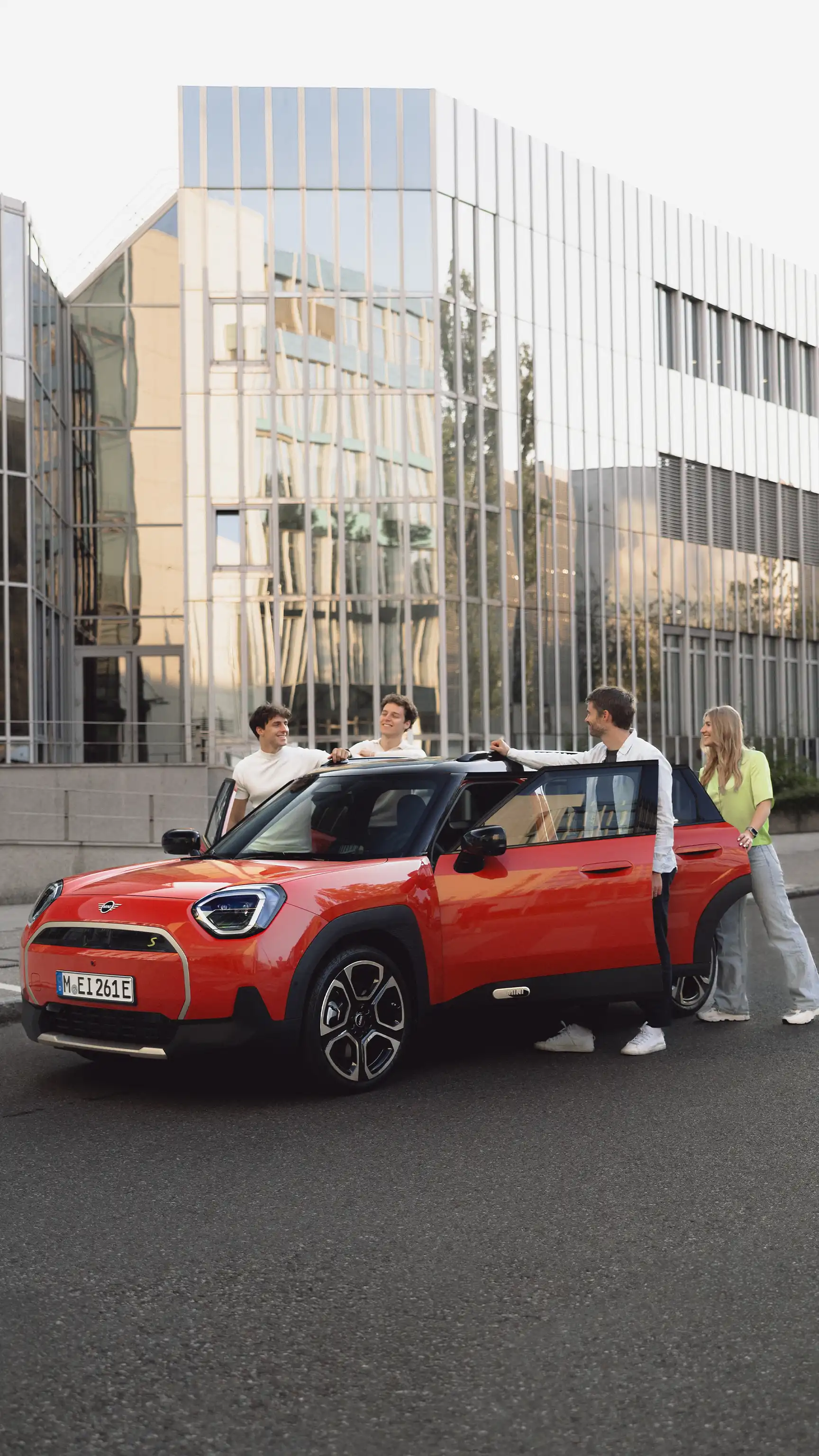Αμιγώς ηλεκτρικό MINI Aceman - Φίλοι
