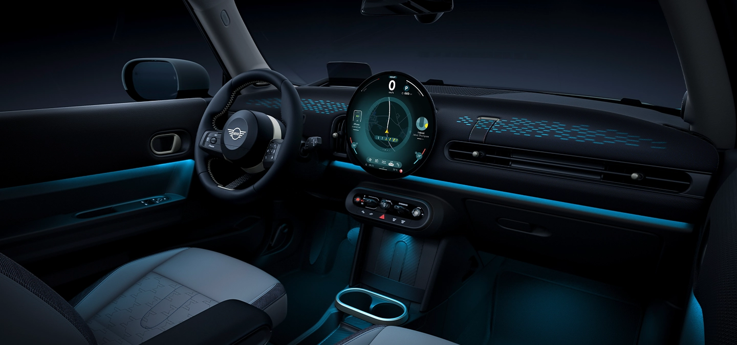 Άποψη του εσωτερικού του MINI Cooper με ατμοσφαιρικό φωτισμό σε μπλε χρώμα.