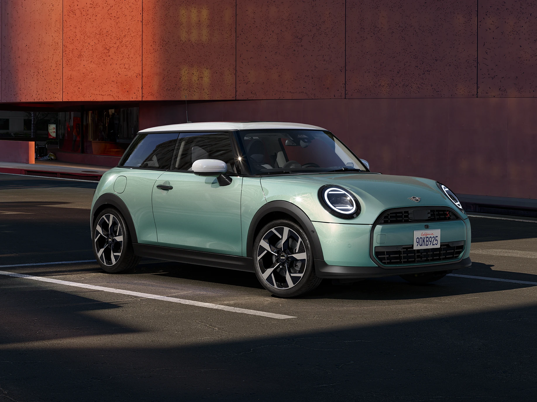 Πλαϊνή μπροστινή όψη του MINI Cooper σε χρώμα Ocean Wave Green και λευκή οροφή.