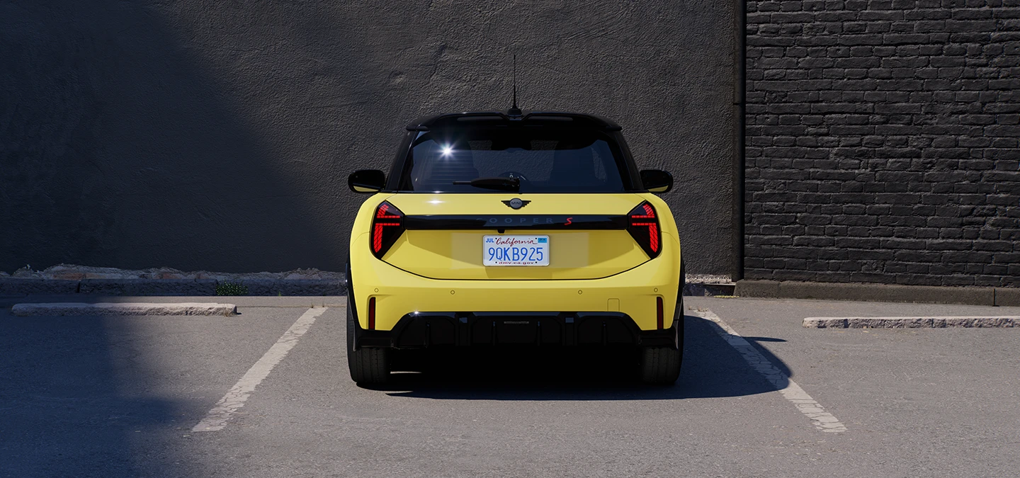 Πίσω όψη του MINI Cooper σε Sunnyside Yellow με οροφή σε μαύρο χρώμα.