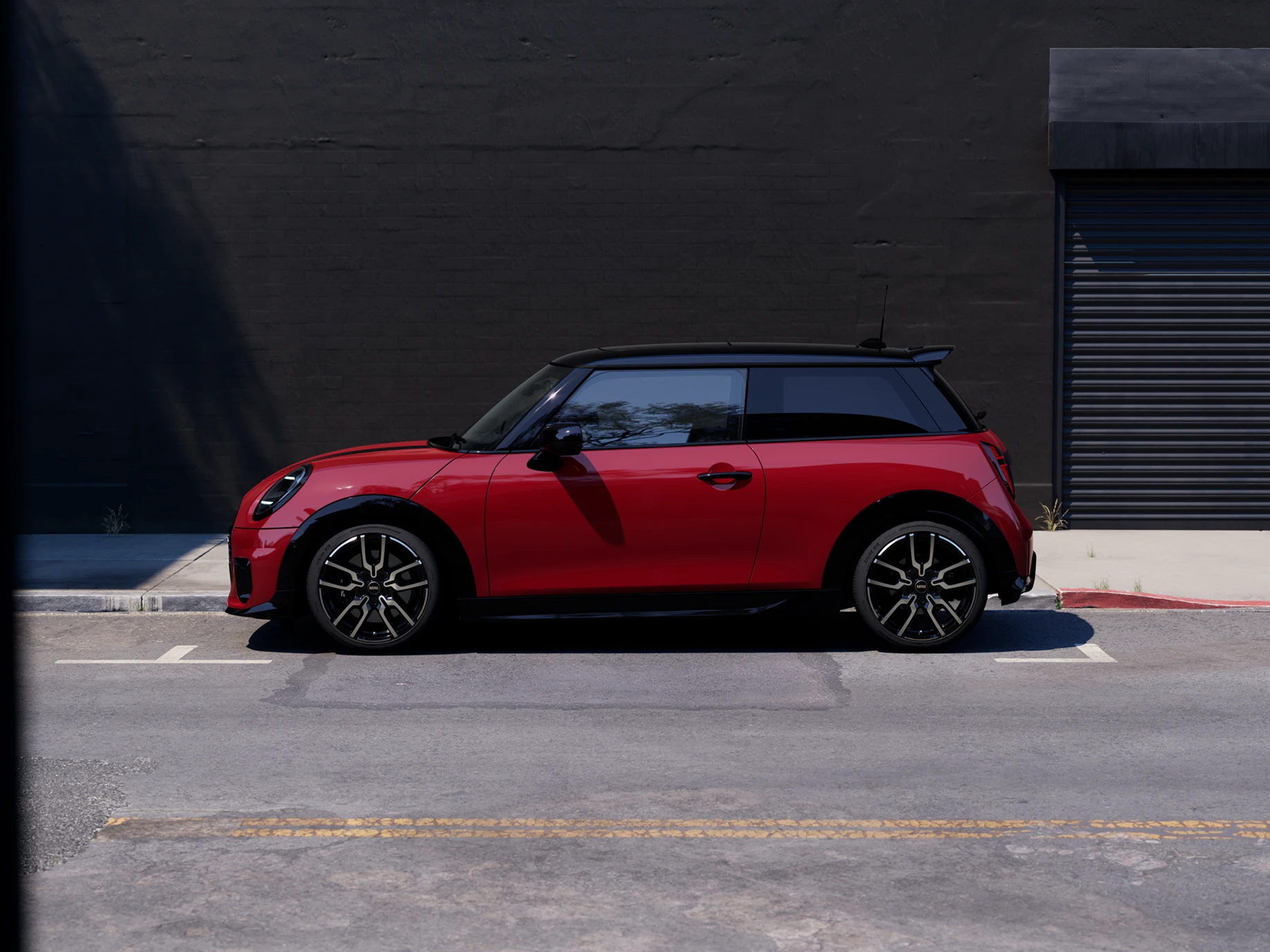 Πλαϊνή όψη του MINI Cooper σε Chili Red και οροφή σε μαύρο χρώμα, σταθμευμένο.