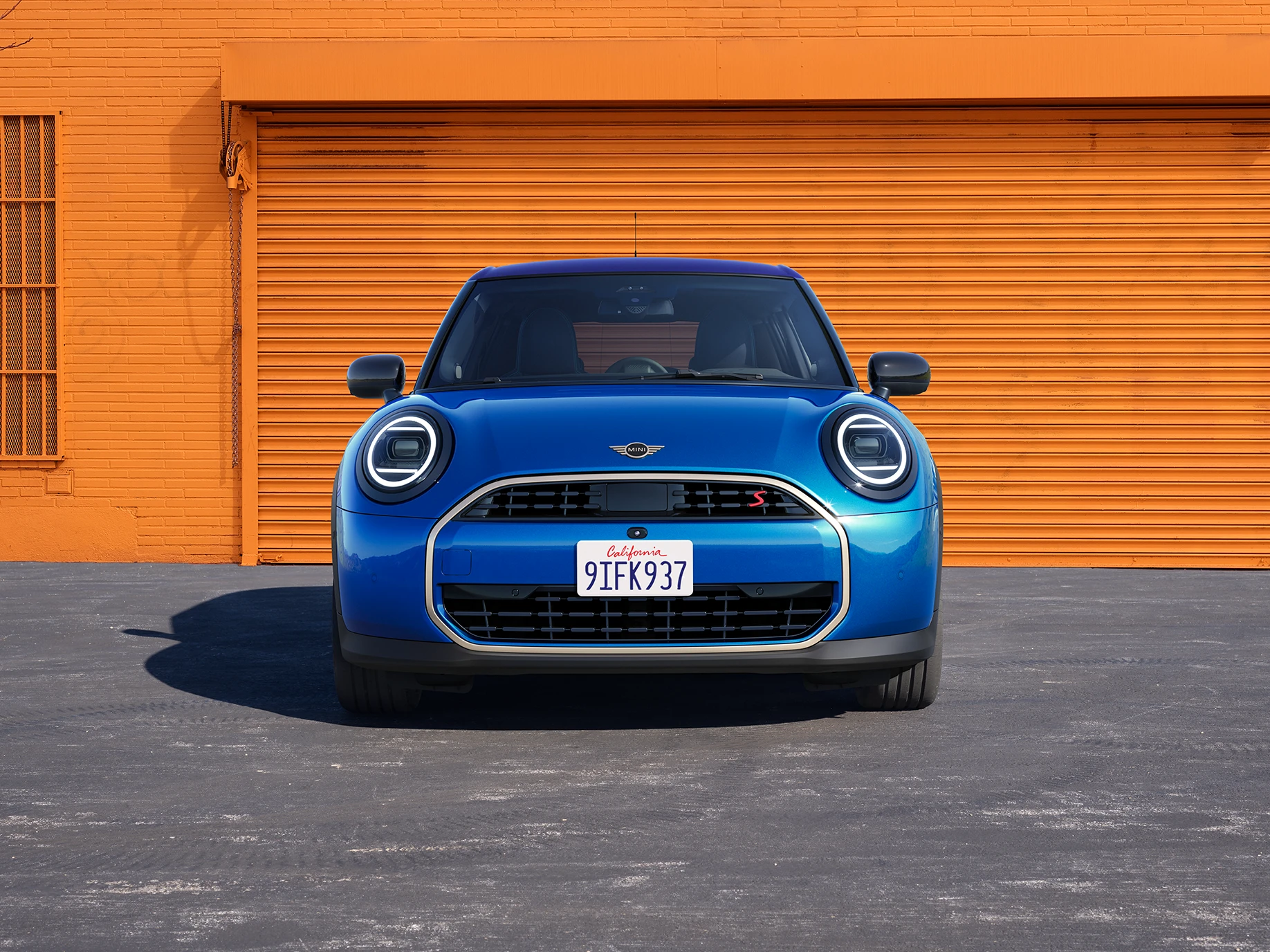 Μπροστινή όψη του 5θυρου MINI Cooper σε Icy Sunshine Blue και οροφή Multitone σε μπλε χρώμα.