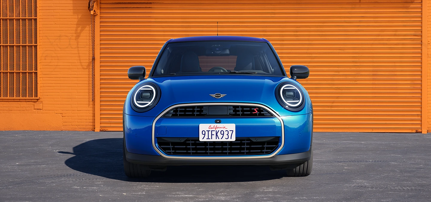 Μπροστινή όψη του 5θυρου MINI Cooper σε Icy Sunshine Blue και οροφή Multitone σε μπλε χρώμα.