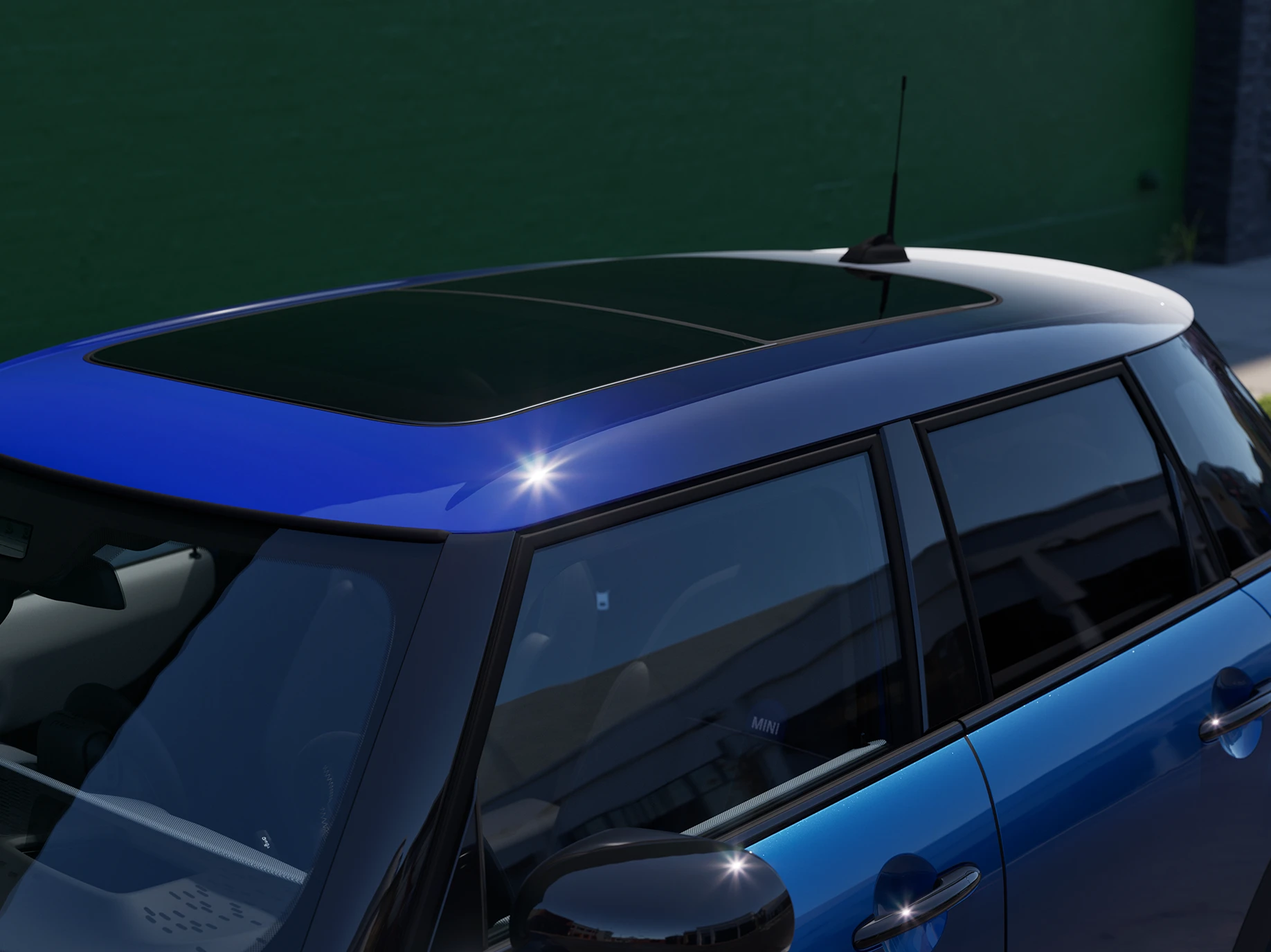 Κοντινή λήψη του 5θυρου MINI Cooper με εστίαση στην οροφή Multitone σε μπλε χρώμα.