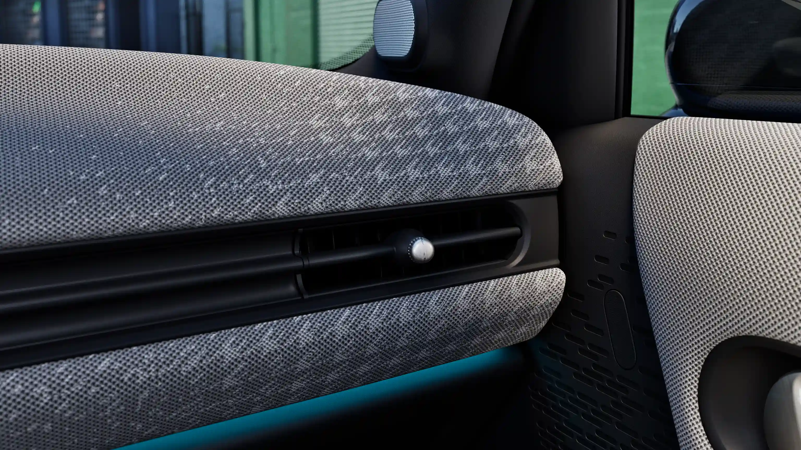 Λεπτομερής όψη του ταμπλό του πεντάθυρου MINI Cooper με ατμοσφαιρικό φωτισμό σε μπλε χρώμα