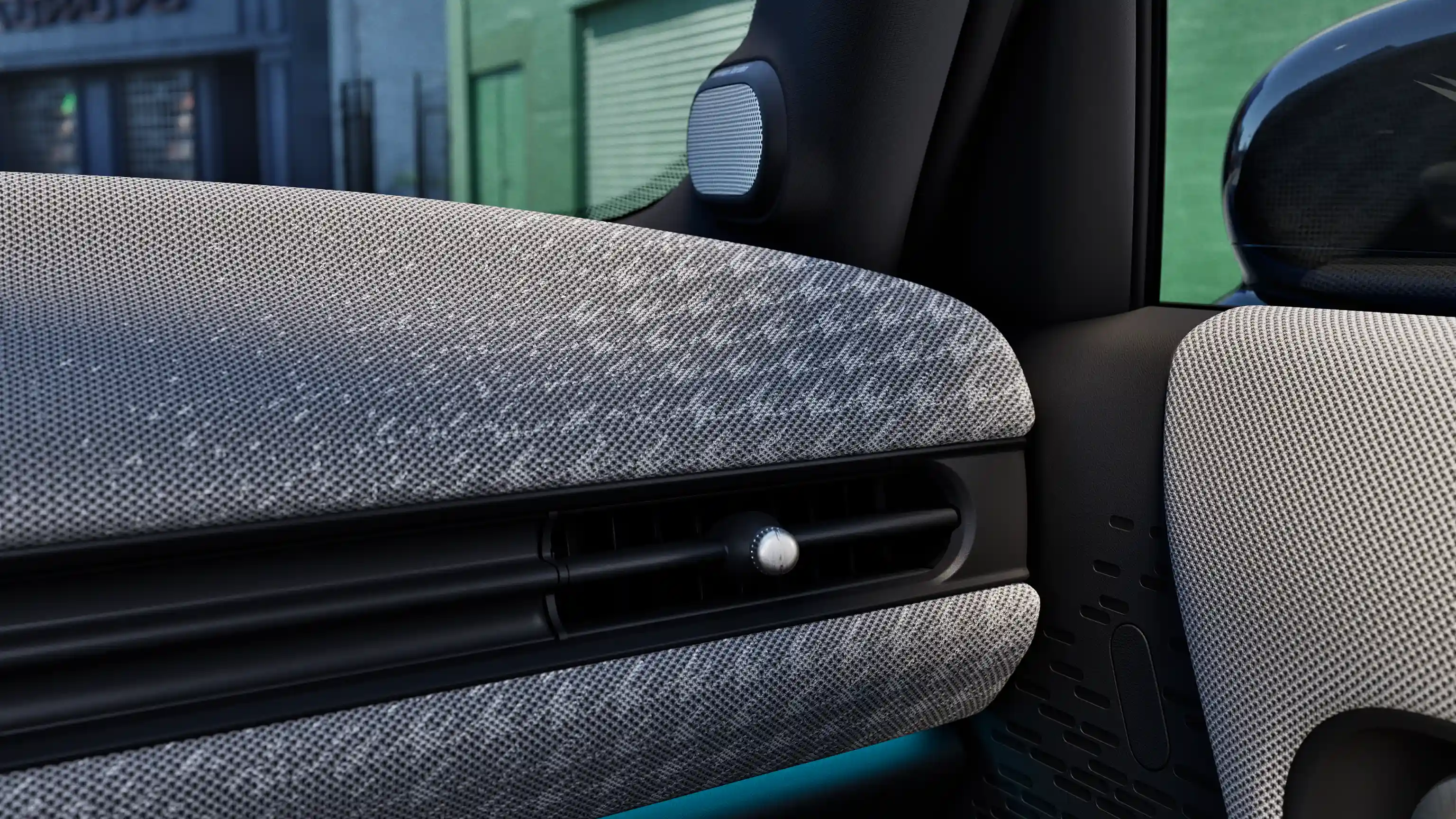 Λεπτομερής όψη του ταμπλό του πεντάθυρου MINI Cooper με ατμοσφαιρικό φωτισμό σε μπλε χρώμα