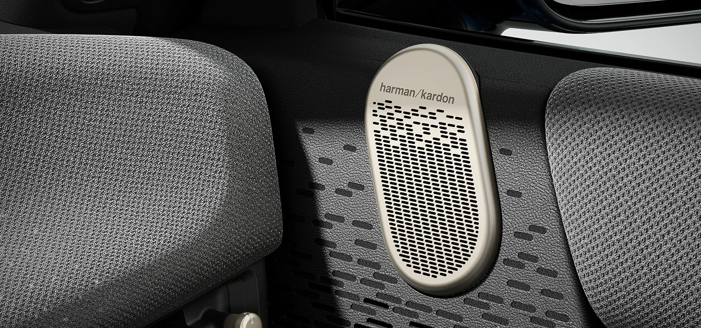 Κοντινή λήψη του ηχοσυστήματος MINI Harman Kardon με ήχο surround.
