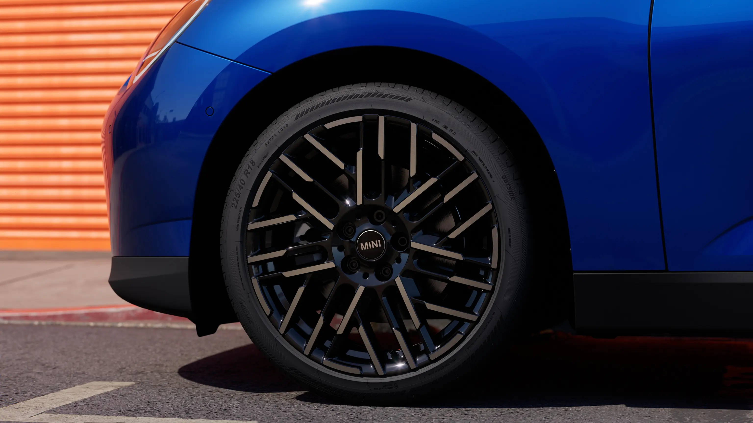 Όψη ζάντας Night Flash Spoke Rim σε αμιγώς ηλεκτρικό MINI Cooper σε Blazing Blue