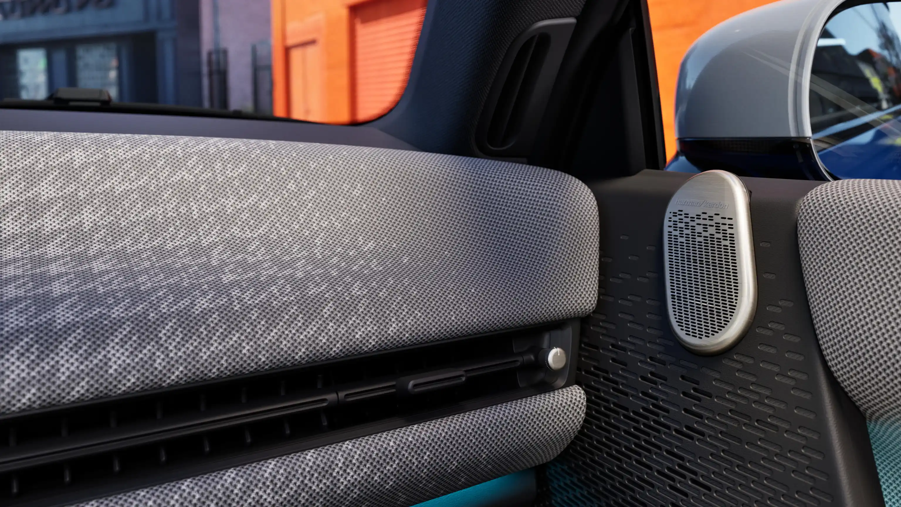 Λεπτομερής όψη του ταμπλό του αμιγώς ηλεκτρικού MINI Cooper σε γκρι χρώμα