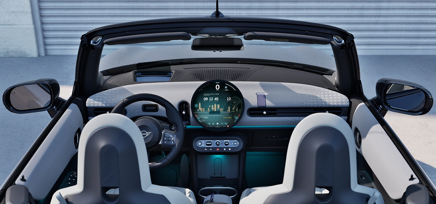 Πίσω όψη του εσωτερικού του MINI Cooper Cabrio με εστίαση στον πίνακα οργάνων και τη μονάδα Interaction.