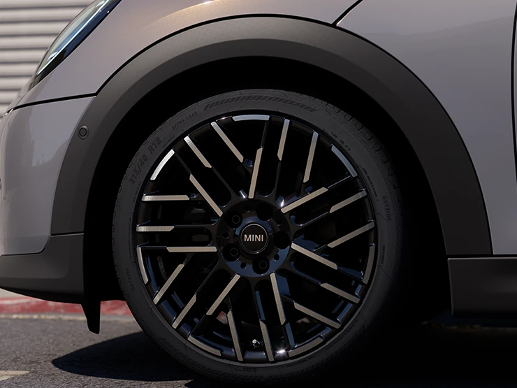Λεπτομερής λήψη του MINI Cooper Cabrio σε χρώμα Copper Grey με δίχρωμες ζάντες Night Flash Spoke.
