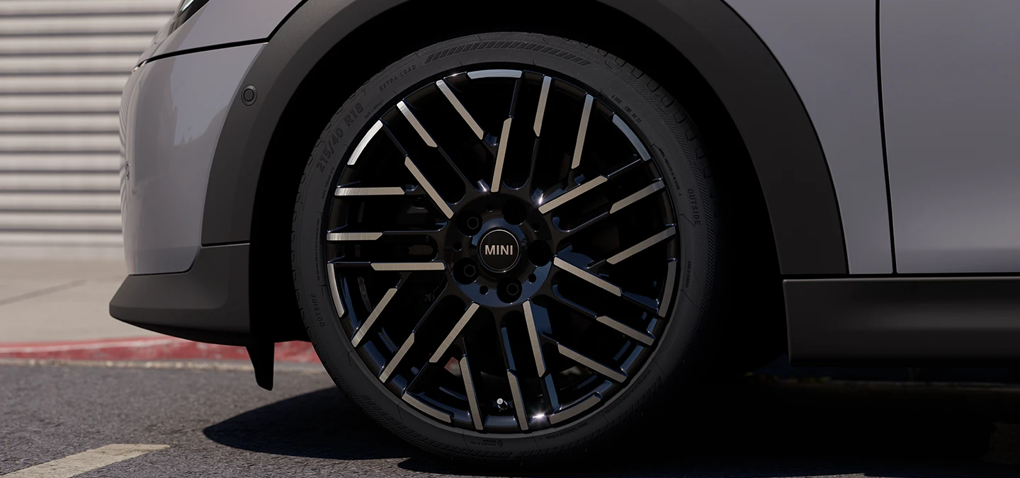 Λεπτομερής λήψη του MINI Cooper Cabrio σε χρώμα Copper Grey με δίχρωμες ζάντες Night Flash Spoke.