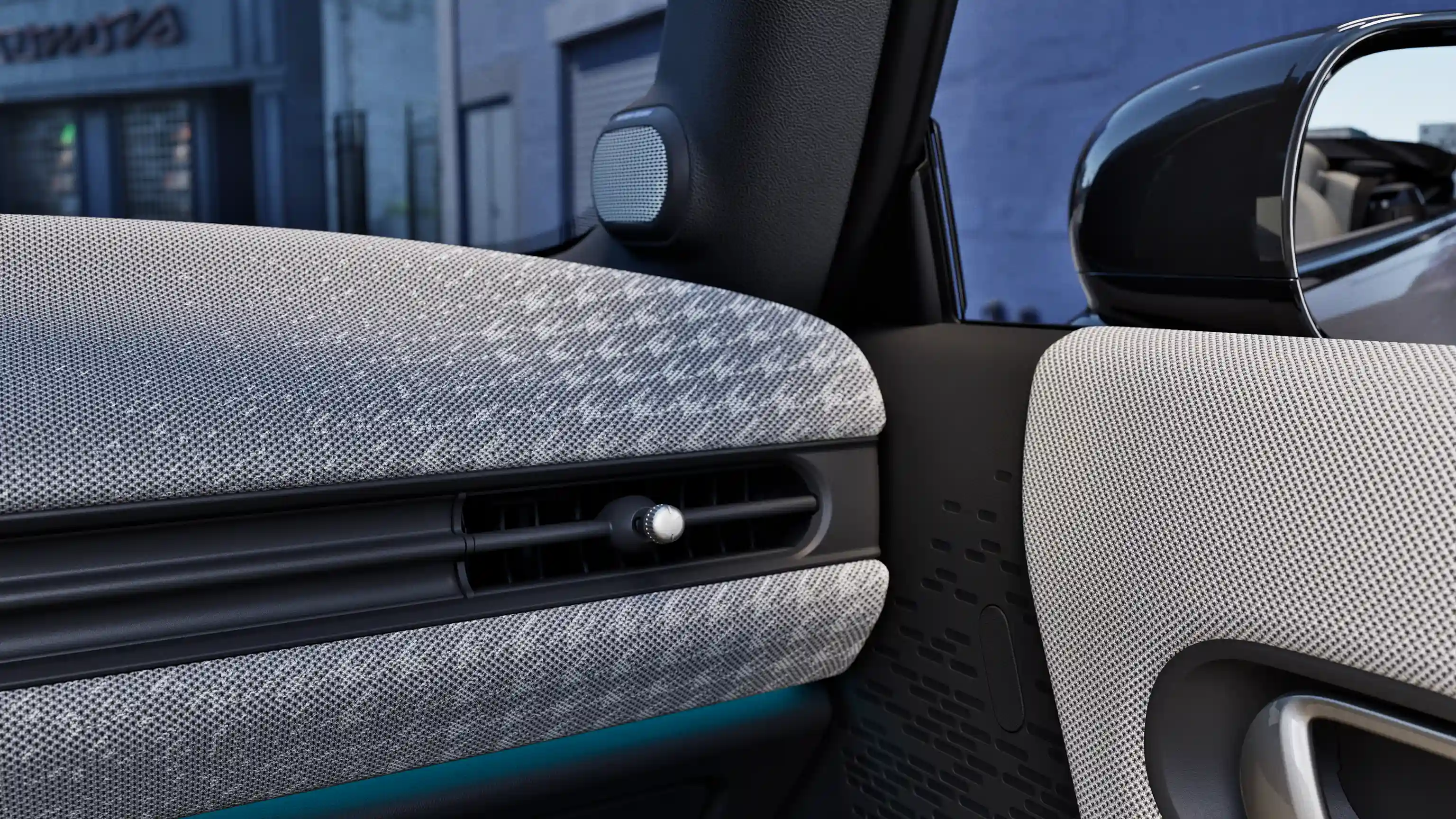 Λεπτομερής όψη του ταμπλό του MINI Cooper Cabrio με ατμοσφαιρικό φωτισμό