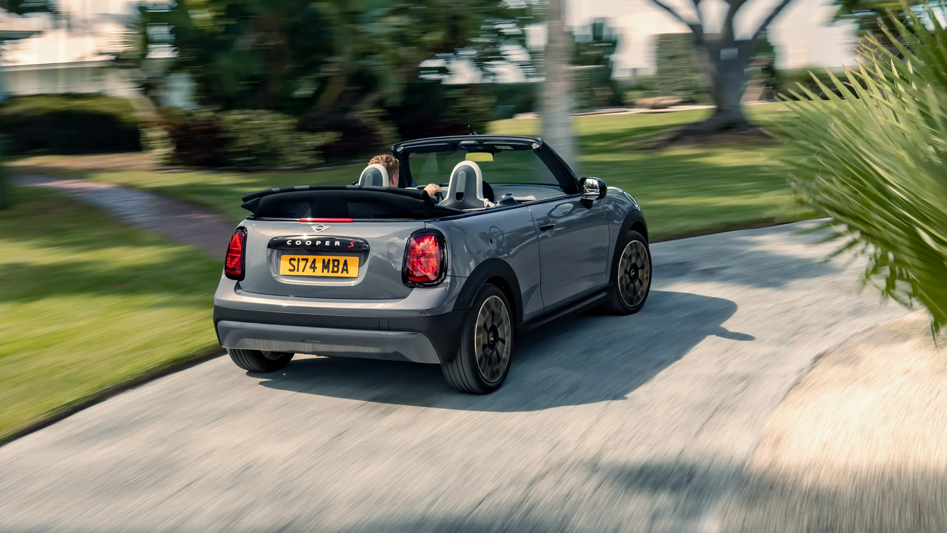 Πίσω όψη MINI Cooper Cabrio που κινείται σε χρώμα Copper Grey 