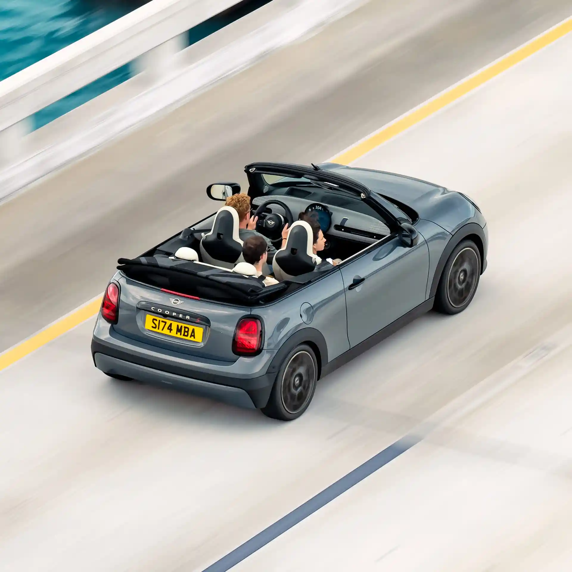 Κάτοψη MINI Cooper Cabrio που κινείται στον δρόμο