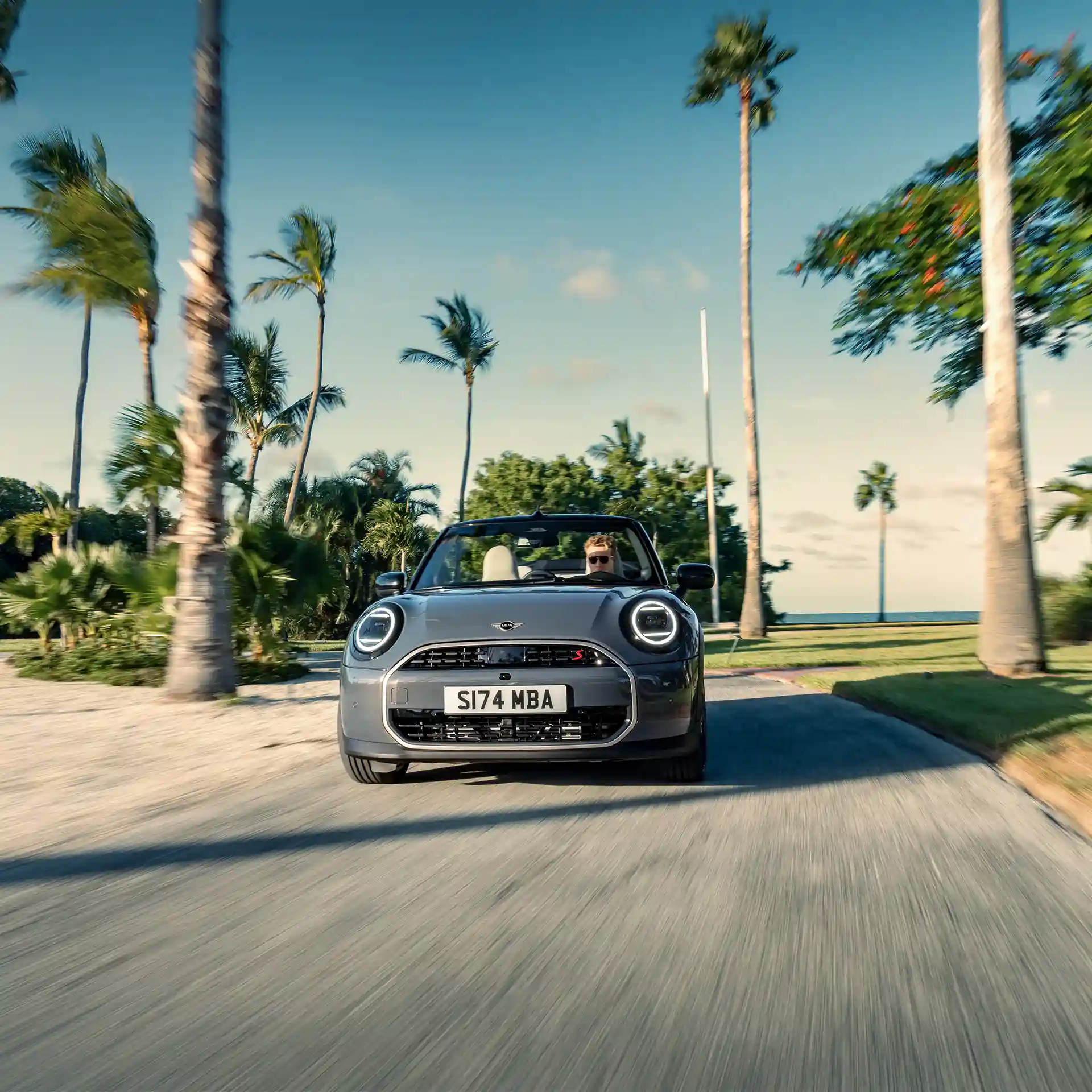 Μπροστινή όψη MINI Cooper Cabrio σε χρώμα Copper Grey που κινείται στον δρόμο