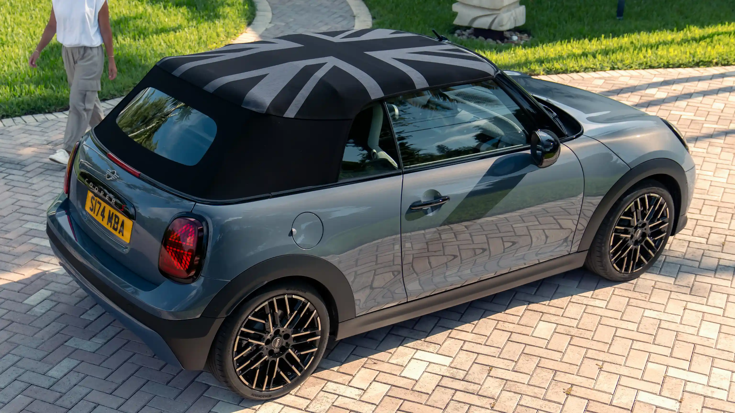 Κάτοψη του MINI Cooper Cabrio σε Copper Grey με οροφή MINI Yours