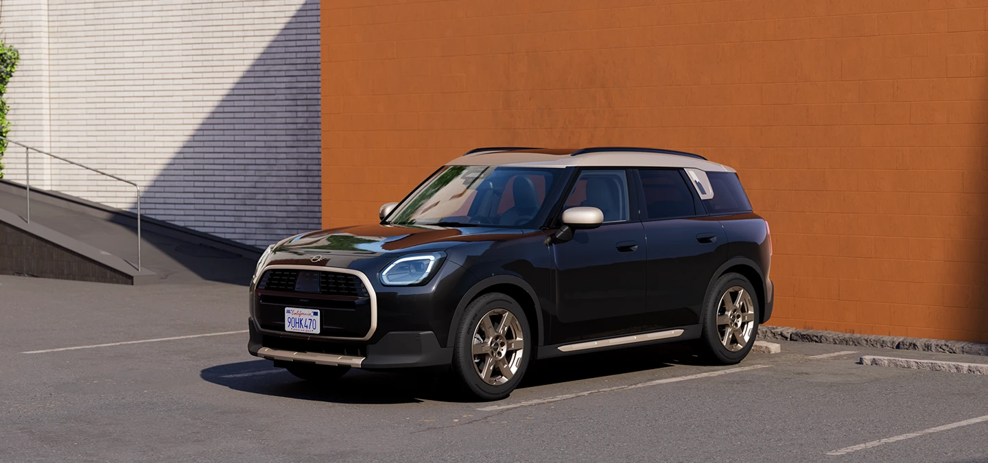 Μπροστινή πλάγια όψη του MINI Countryman σε χρώμα Midnight Black και οροφή σε Vibrant Silver, σταθμευμένο.