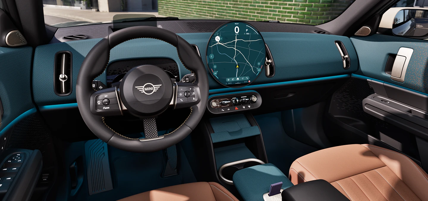 Πλάγια εσωτερική όψη του MINI Countryman με εστίαση στον πίνακα οργάνων και στο τιμόνι.