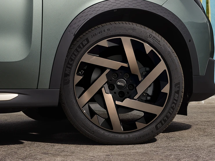 Κοντινή λήψη του MINI Countryman σε χρώμα Smokey Green με δίχρωμες ζάντες Kaleido Spoke.