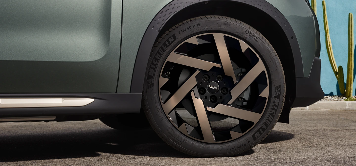 Κοντινή λήψη του MINI Countryman σε χρώμα Smokey Green με δίχρωμες ζάντες Kaleido Spoke.