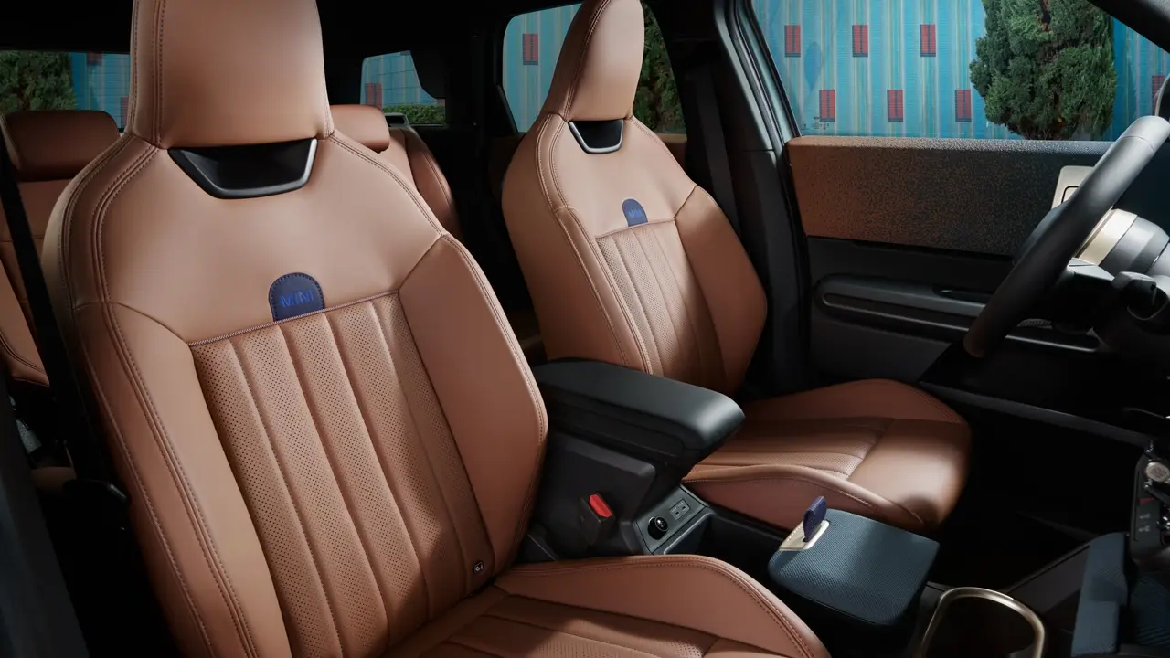 Πανοραμική όψη των καθισμάτων του MINI Countryman Favoured Style σε Vintage Brown Vescin από τα μπροστινά καθίσματα προς τα πίσω καθίσματα