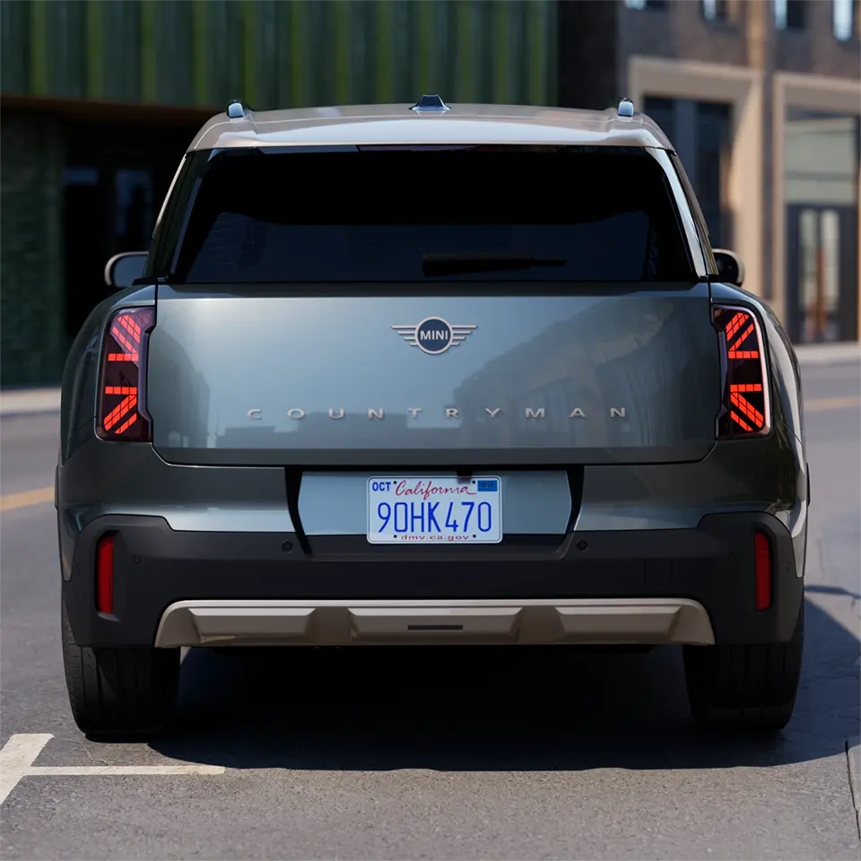 Πίσω όψη MINI Countryman που σταθμεύει χρώματος Smokey Green με οροφή Vibrant Silver