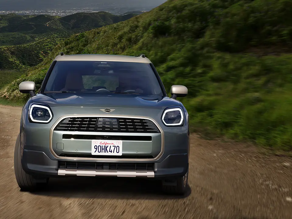 MINI Countryman - εξωτερική σχεδίαση - μπροστινή λήψη σε χωματόδρομο