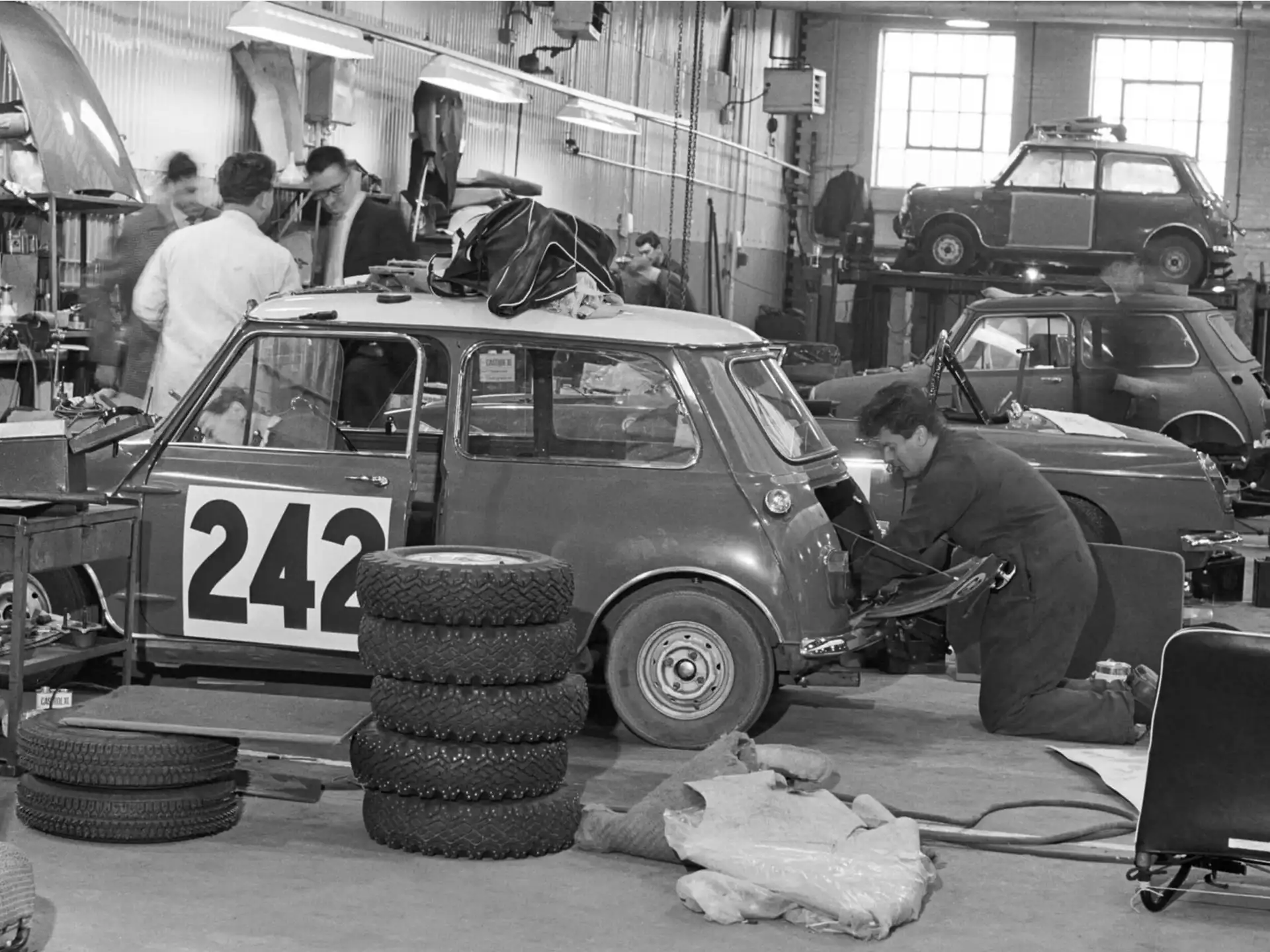 MINI John Cooper Works - Παλιό Mini σε συνεργείο