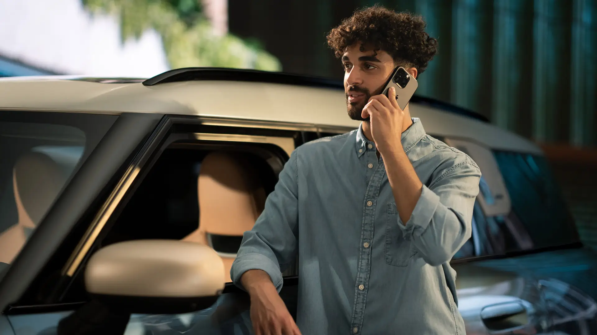 MINI Proactive Care - άντρας στέκεται δίπλα από το MINI του και μιλάει στο τηλέφωνο με σύμβουλο του Εξουσιοδοτημένου Επισκευαστή.