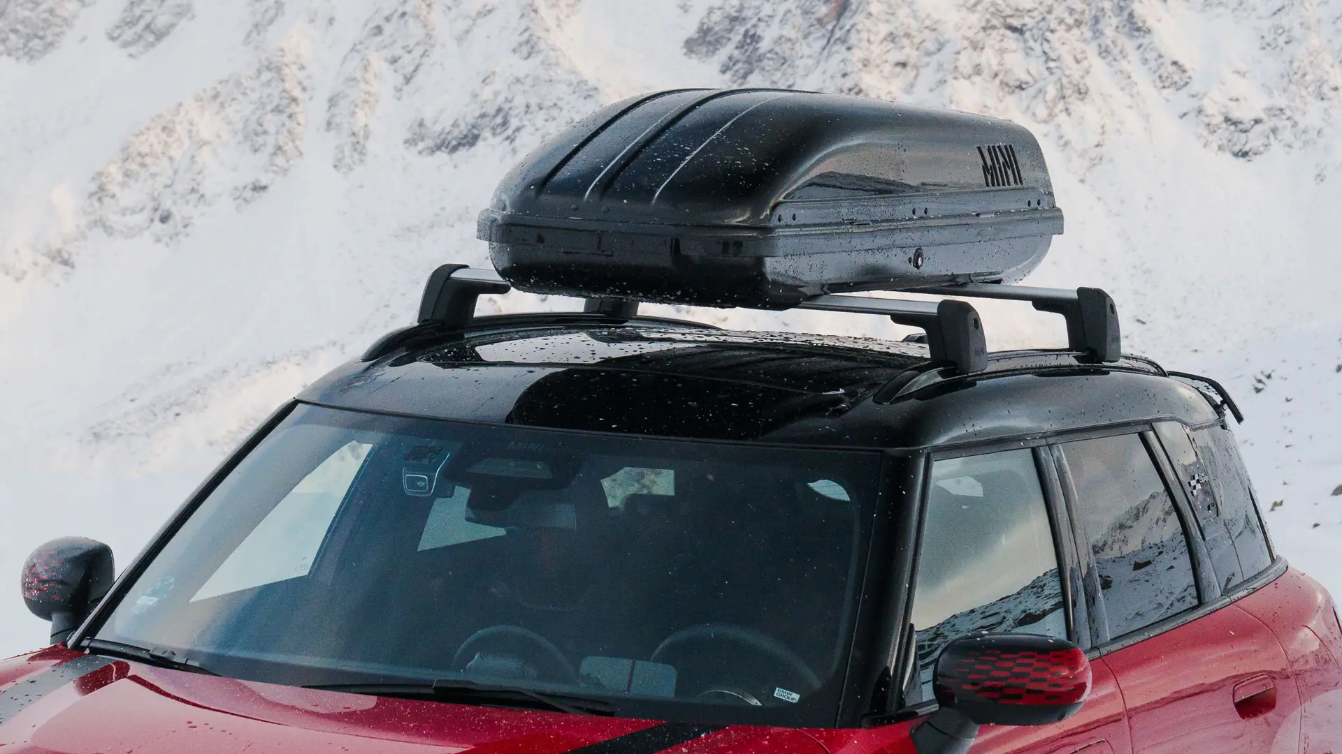 MINI Countryman σε Chili Red II με μπαγκαζιέρα οροφής MINI 320 σε Black.
