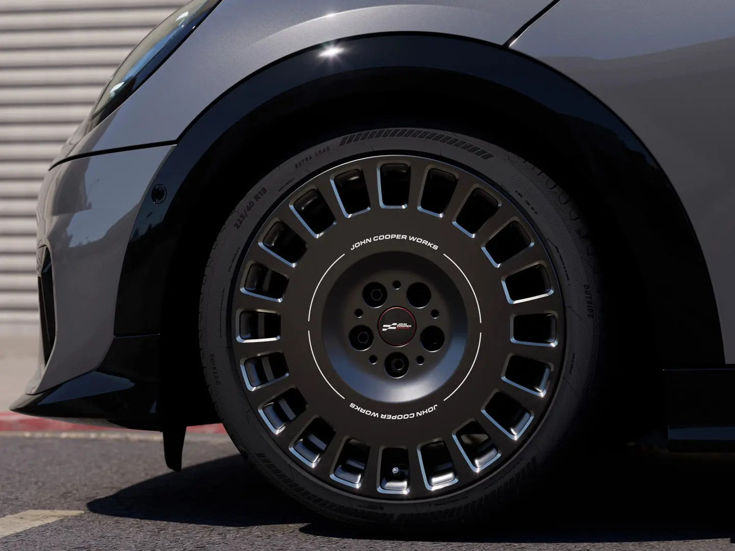 Κοντινό πλάνο της διαμανταρισμένης λεπτομέρειας στον τροχό Frozen Midnight Grey MINI JCW 18" Rallye Spoke 964. 