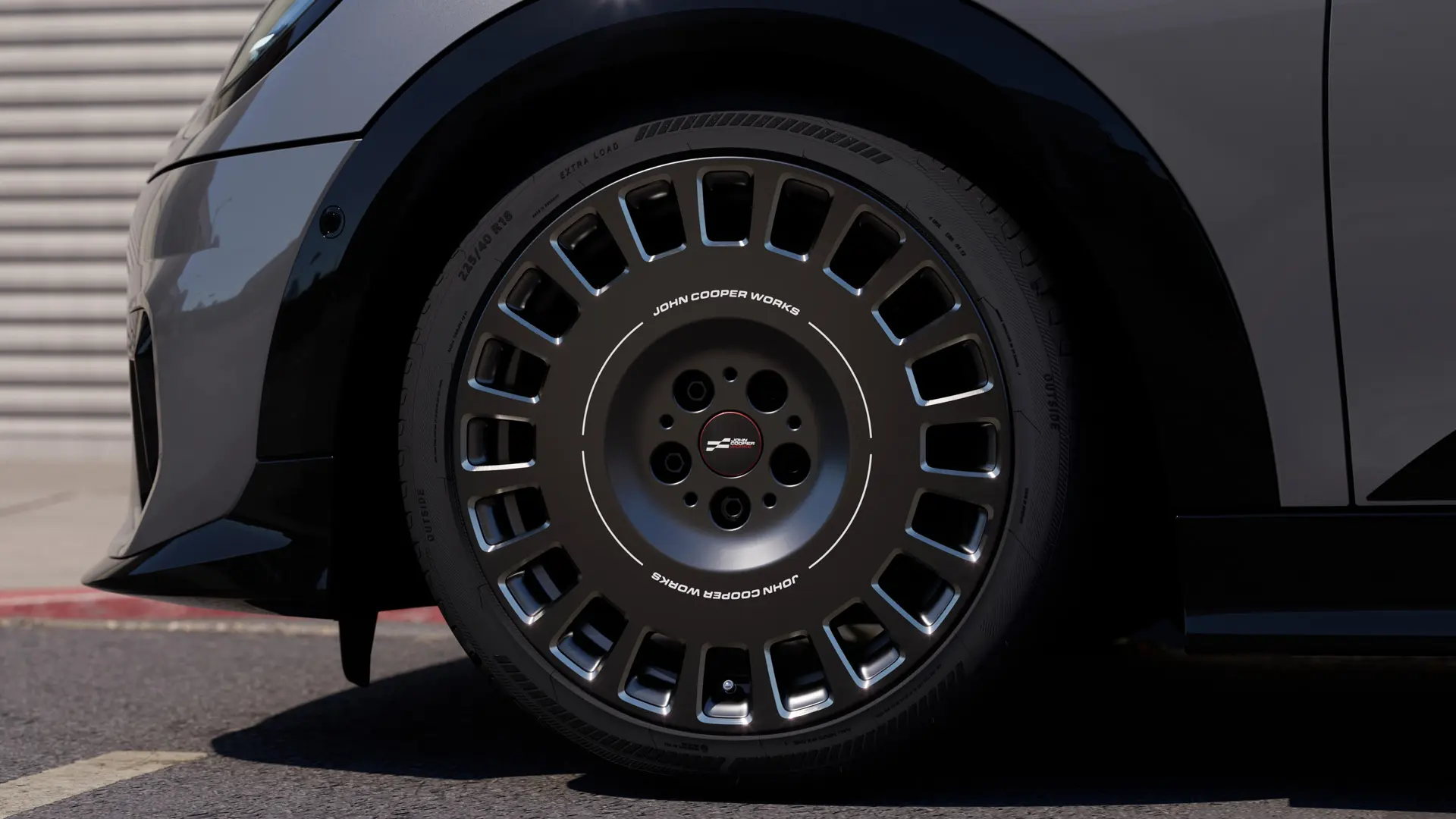 Κοντινό πλάνο της διαμανταρισμένης λεπτομέρειας στον τροχό Frozen Midnight Grey MINI JCW 18" Rallye Spoke 964. 