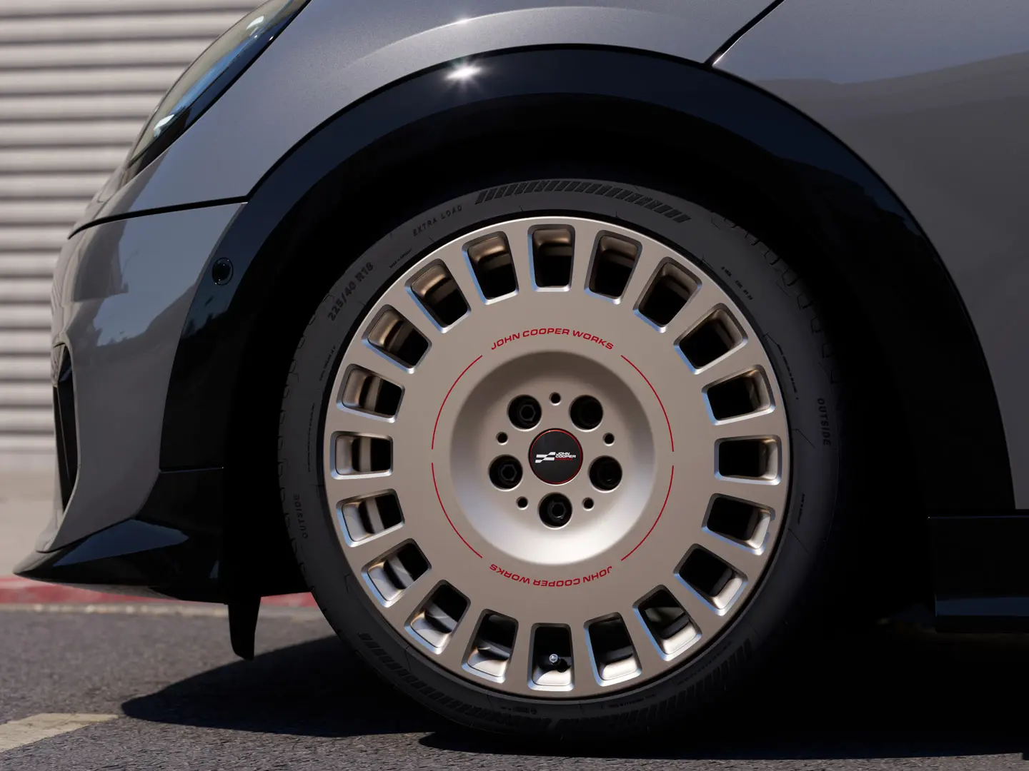 Ζάντες αλουμινίου MINI JCW 18" Rallye Spoke 964 σε απόχρωση Vibrant Silver και διαμανταρισμένο φινίρισμα με εγκεκριμένα ελαστικά με ένδειξη αστερίσκου. 