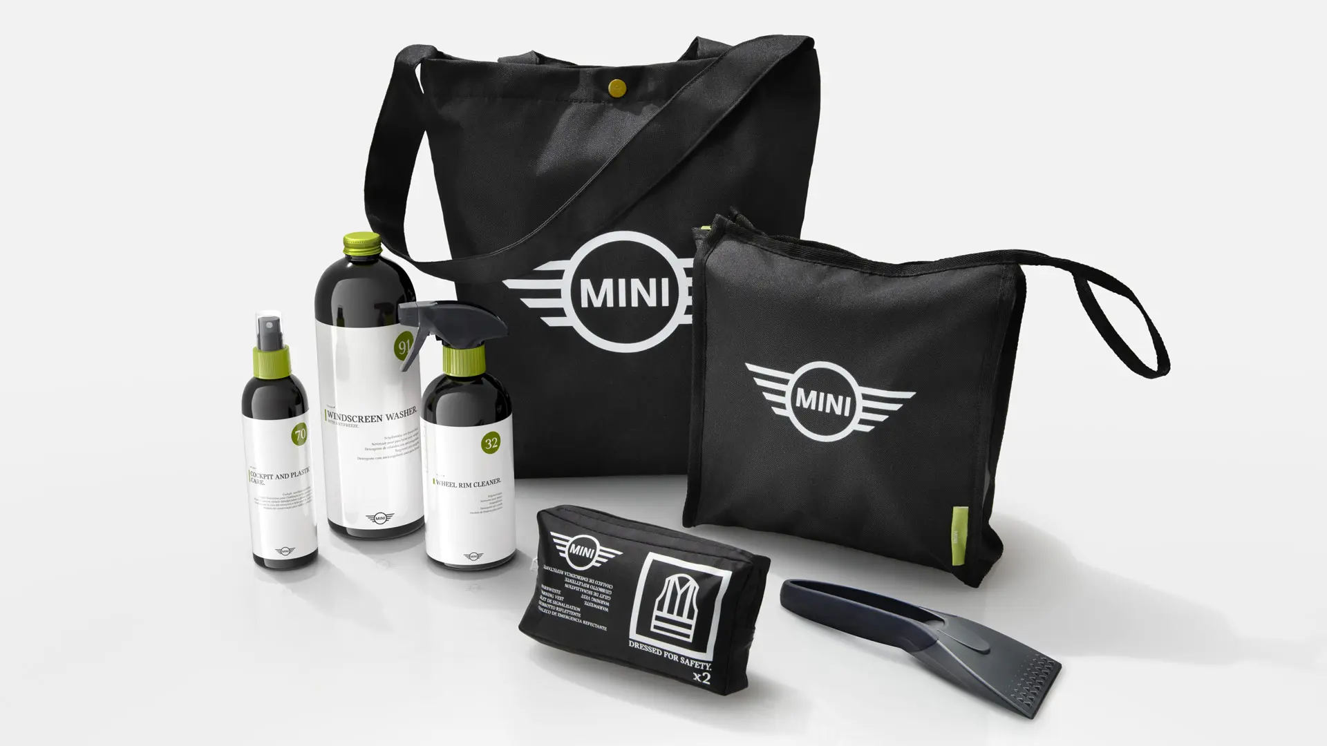 Μια σειρά προϊόντων καθαρισμού MINI Car Care Set σε μαύρες τσάντες MINI με επωνυμία MINI.