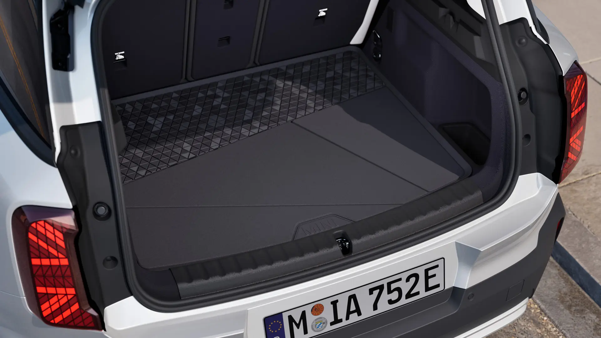 Μαύρο, προσαρμοσμένο πατάκι χώρου αποσκευών MINI με υπερυψωμένο χείλος, για προστασία από τη βρωμιά και την υγρασία.