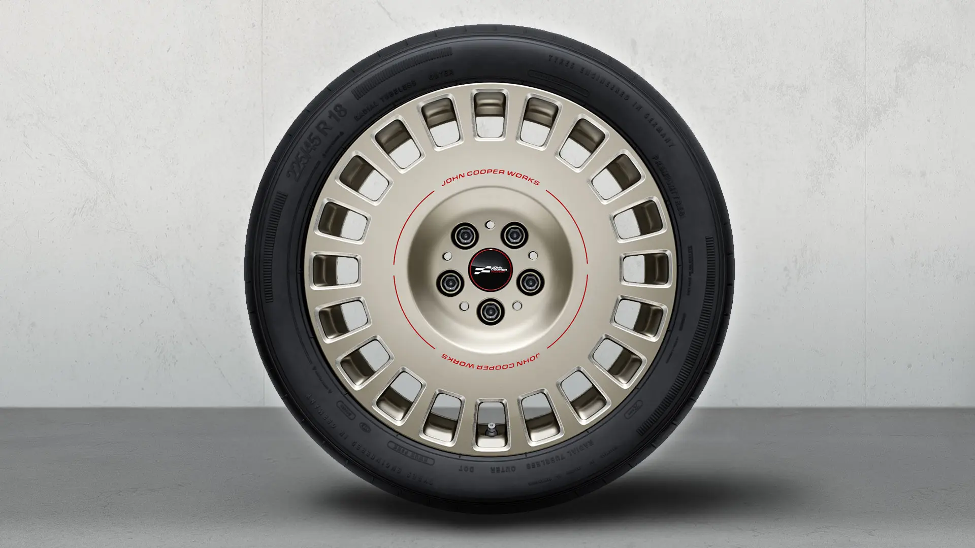 Κοντινό πλάνο της ζάντας 18'' JCW Rallye Spoke 992 που δείχνει τις λεπτομέρειες σχεδίασης με διχρωμία σε Vibrant Silver και γυαλιστερό φινίρισμα.