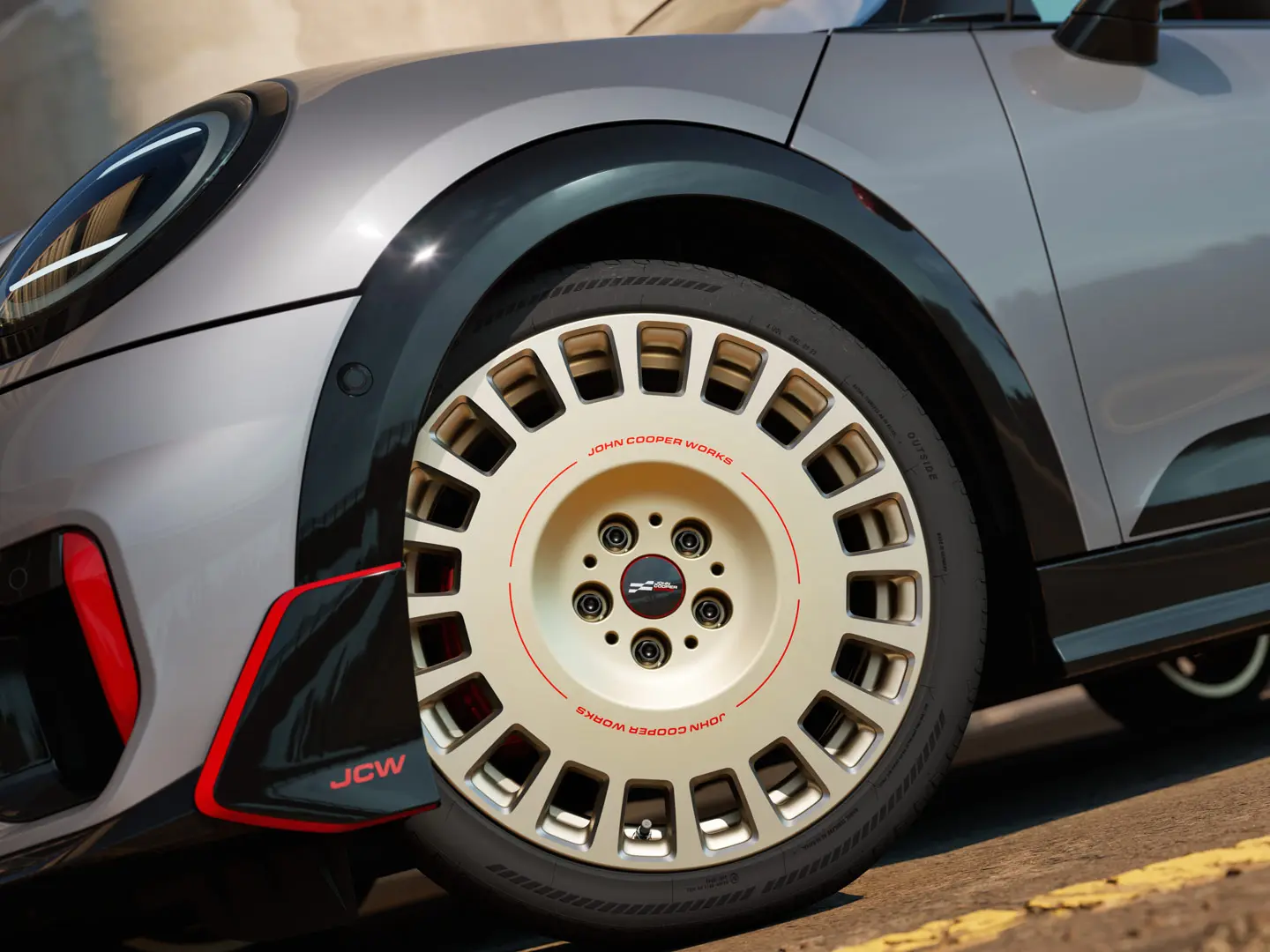 Κοντινό πλάνο των λεπτομερειών της ζάντας 18" JCW Rallye Spoke 964 σε διχρωμία Vibrant Silver, διαμανταρισμένη και μπροστινό winglet.