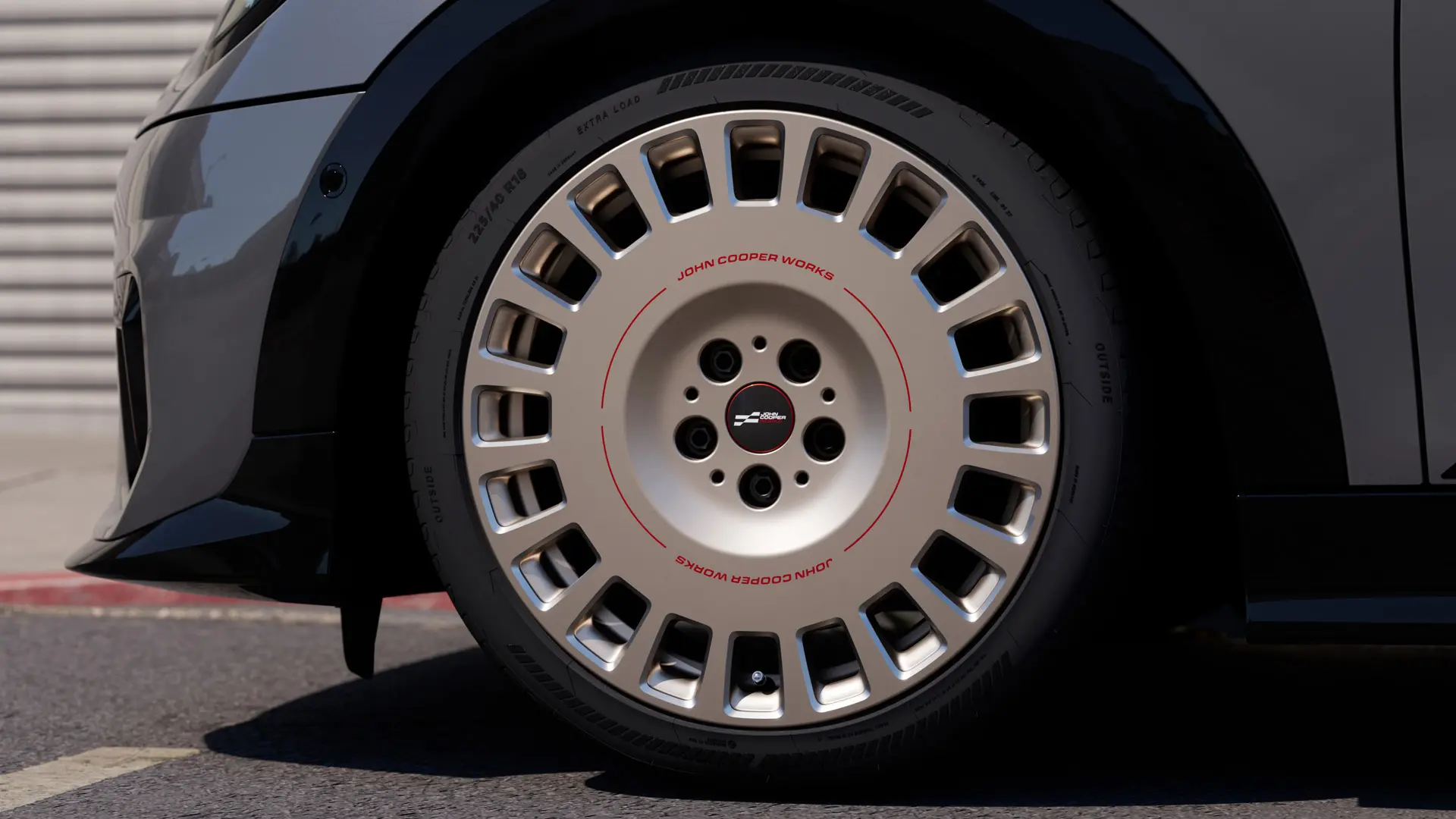 Ζάντες αλουμινίου MINI JCW 18" Rallye Spoke 964 σε Vibrant Silver με πιο συμπαγή σχεδίαση με κλειστές ακτίνες. 