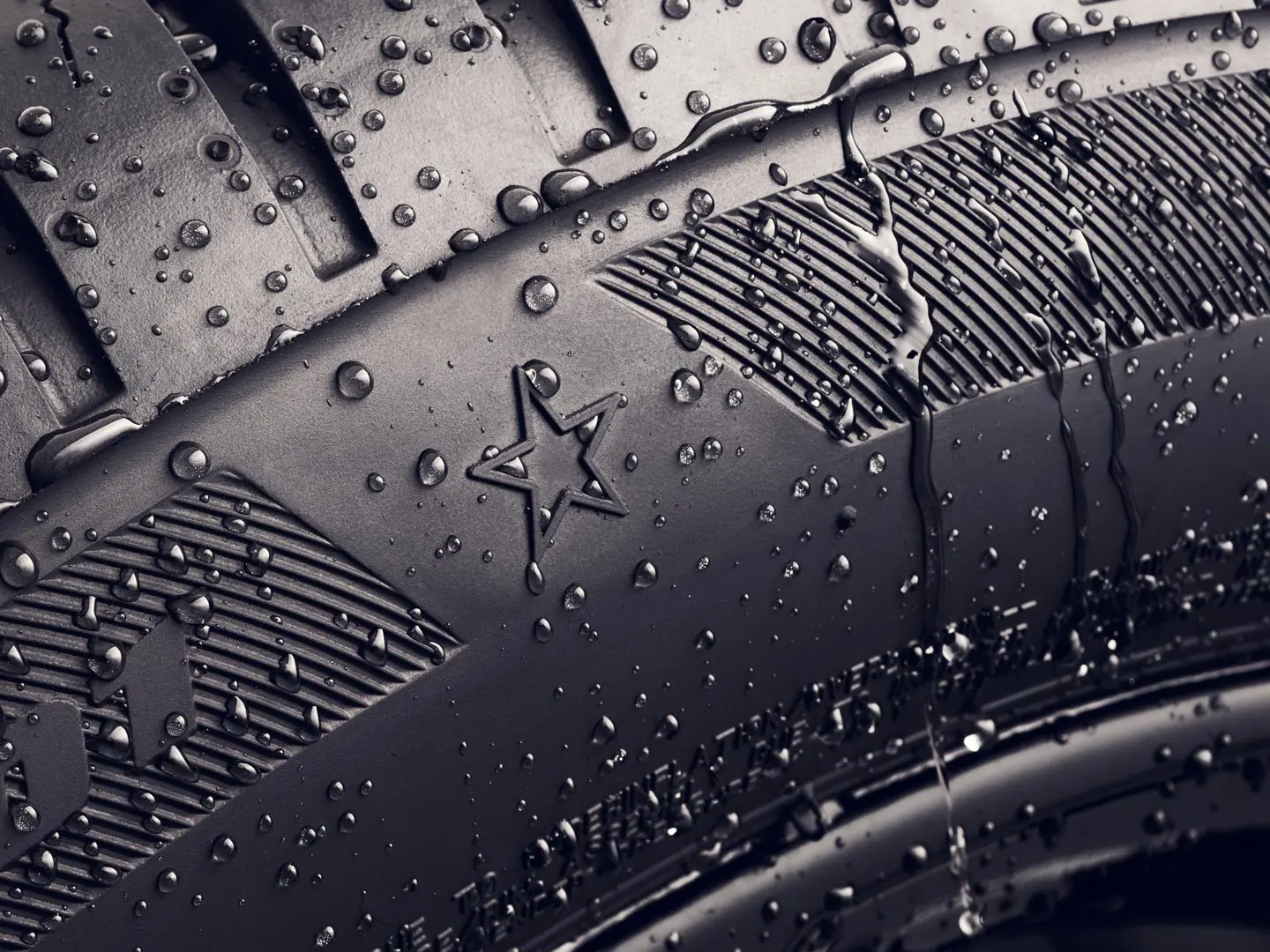 Κοντινό πλάνο του πλευρικού τοιχώματος του ελαστικού με το σύμβολο αστερίσκου, το οποίο υποδεικνύει ότι έχει εγκριθεί για βέλτιστες επιδόσεις στα οχήματα MINI. 