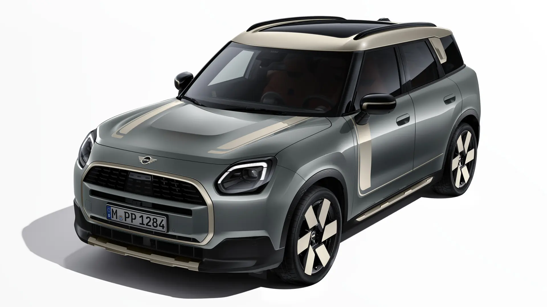 Ηλεκτρικό MINI Countryman σε Smokey Green με αυτοκόλλητες μεμβράνες MINI Favoured σε Vibrant Silver, όψη τριών τετάρτων.