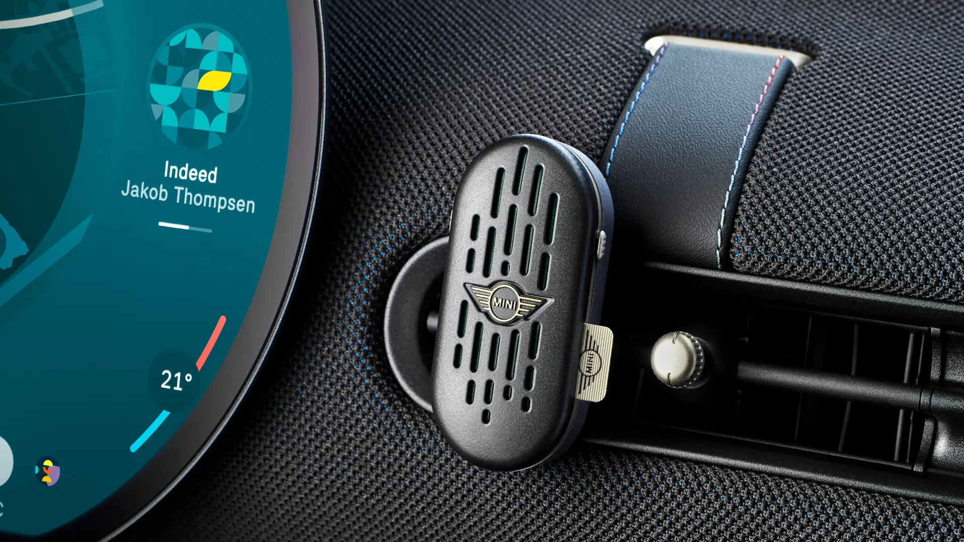 Εσωτερικό του MINI Aceman με κυκλική οθόνη πληροφόρησης και ψυχαγωγίας OLED με λειτουργία αφής και MINI αρωματικό χώρου στο ταμπλό