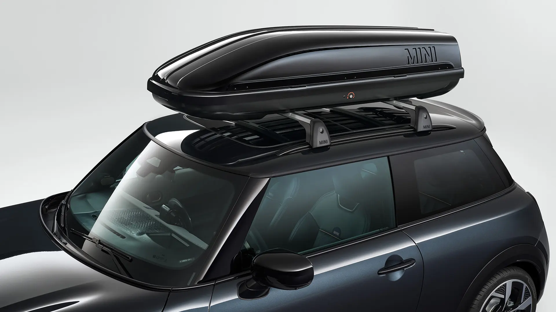 Τρίθυρο MINI Cooper σε μαύρο χρώμα με μαύρη μπαγκαζιέρα οροφής MINI 320.