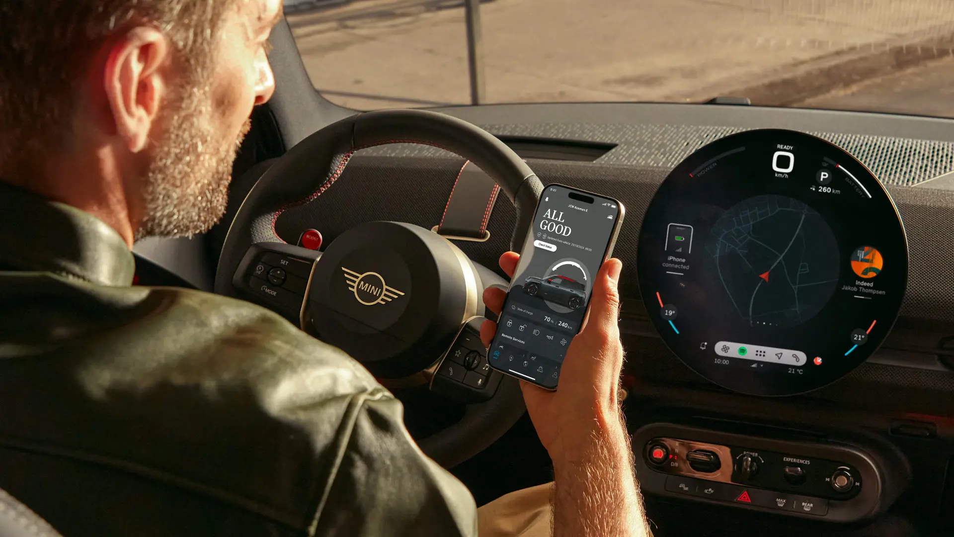 Οδηγός MINI χρησιμοποιεί το MINI App στο τηλέφωνό του για υπηρεσίες πλοήγησης.