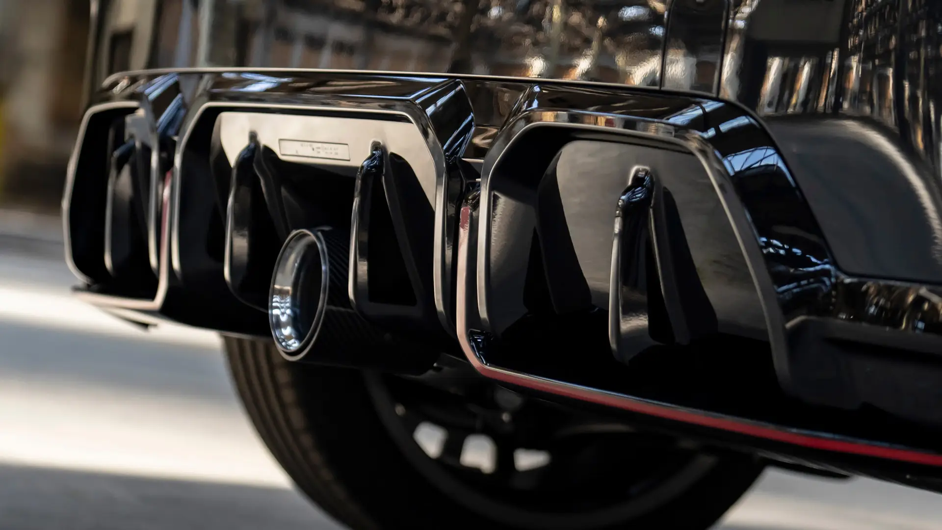 Πίσω διαχύτης MINI John Cooper Works σε μαύρο γυαλιστερό χρώμα με κόκκινο πλαίσιο.