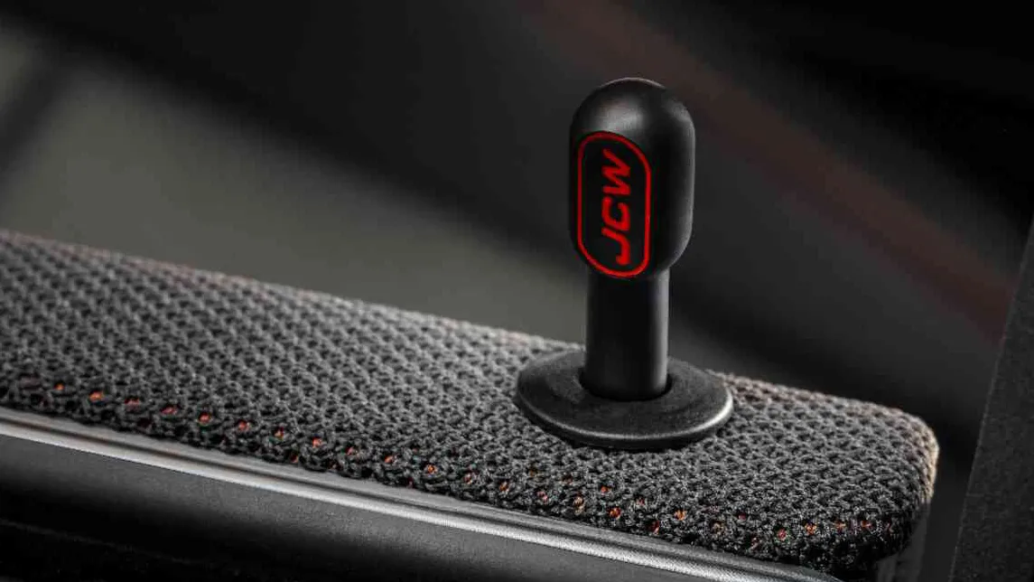 Ασφάλεια πόρτας MINI John Cooper Works σε σχέδιο RED LINE. 