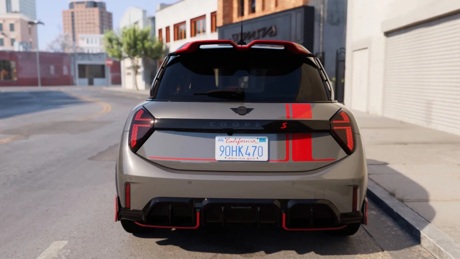MINI Cooper C με αξεσουάρ John Cooper Works κινείται σε αστικό δρόμο